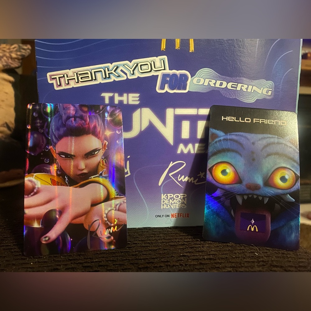 2 Kpop Huntrix holographic cards From McDonald’s 
Ruin and Derby !💜💙